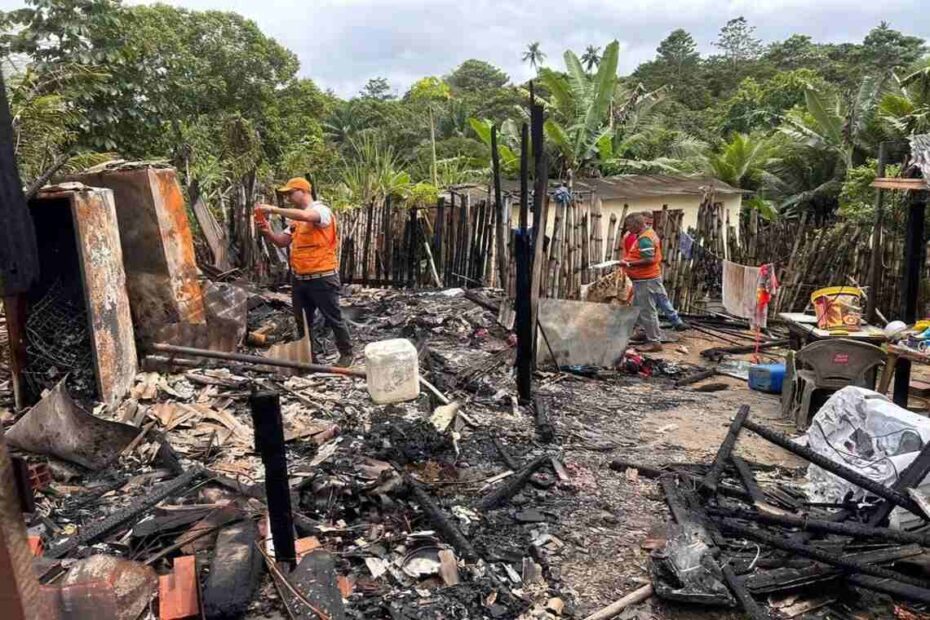 Incêndio em Lauro de Freitas deixa pai e filhos carbonizados - 