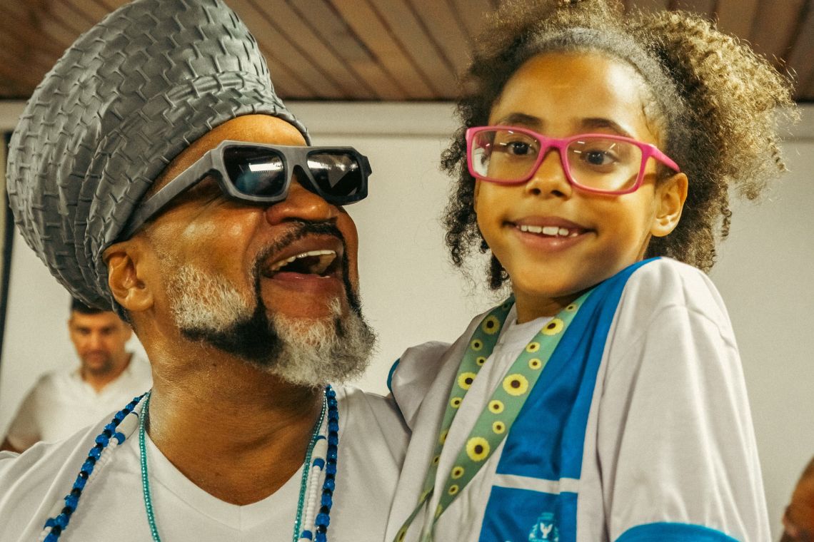 Instituto de Cegos da Bahia recebe doação de óculos com participação de Carlinhos Brown - 