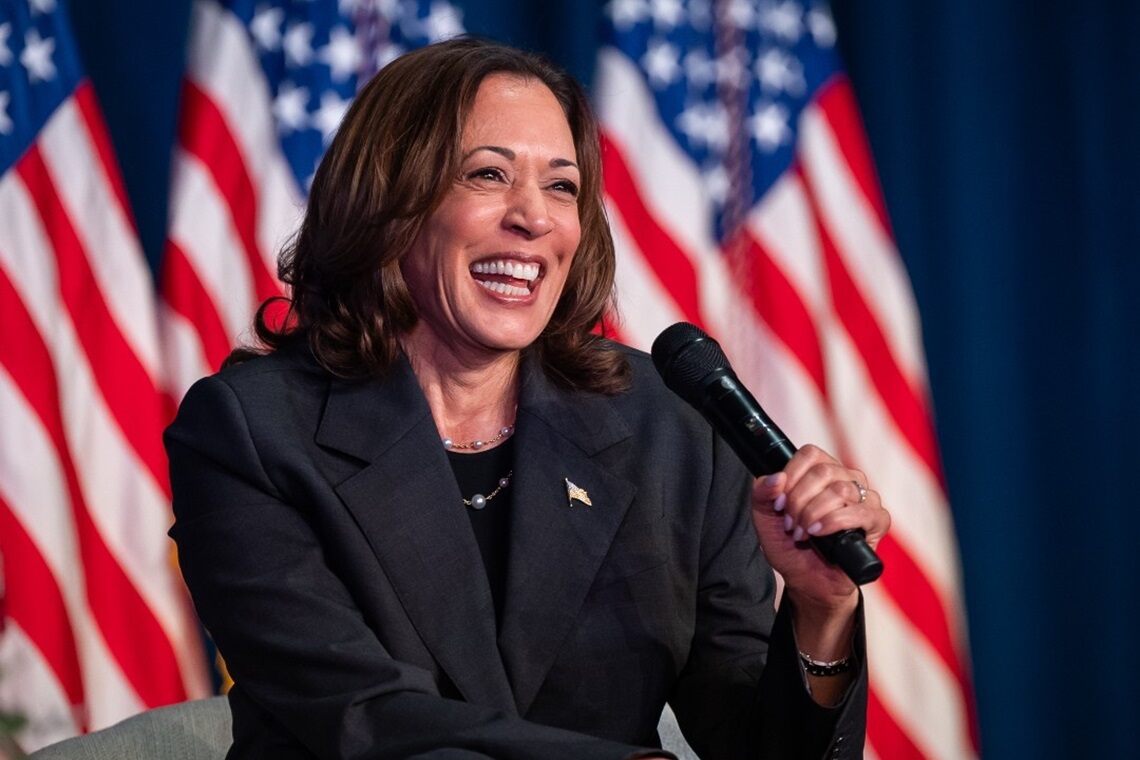 Kamala aparece empatada com Trump em pesquisa após desistência de Biden - 