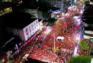 Com presença de Lula, Caetano reúne multidão para comício em Camaçari - 