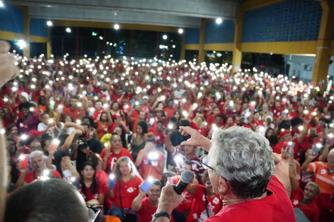 Caetano reúne lideranças e celebra vitória no 1º turno de Camaçari - 
