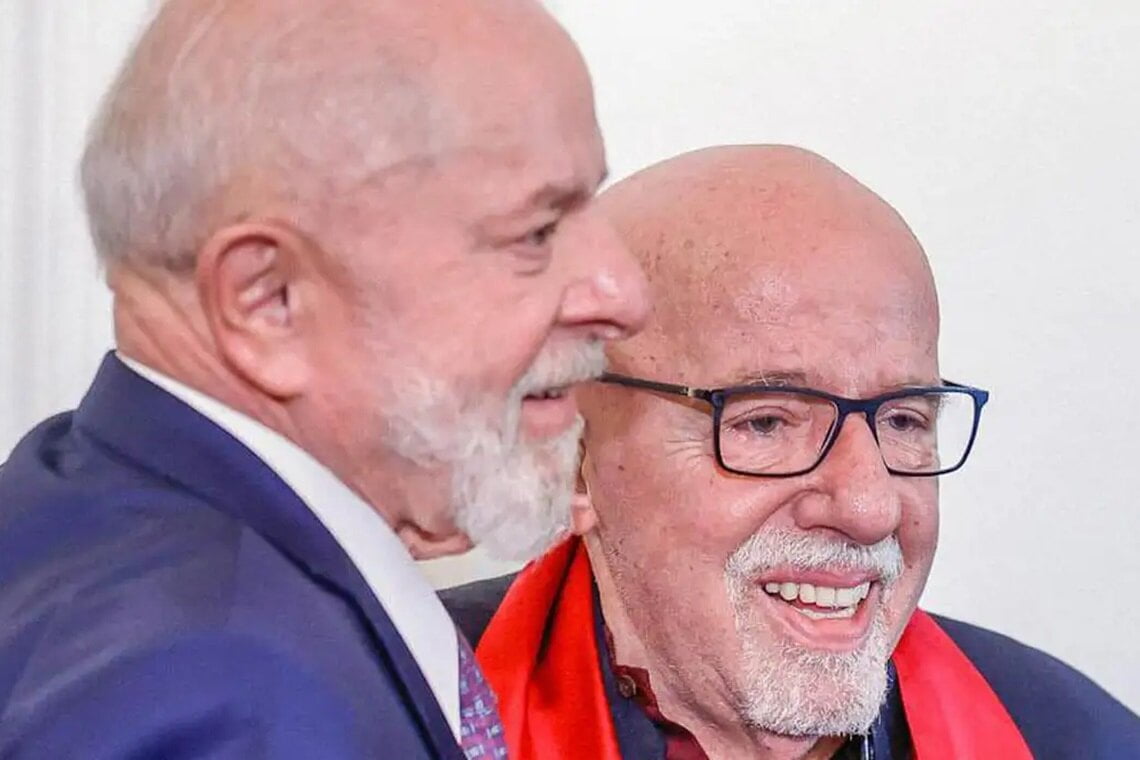 Lula lança selo dos Correios em celebração a obra de Paulo Coelho - 