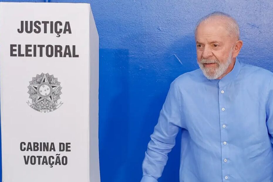 Lula vota em São Bernardo e critica candidatos que apelam para fake news - 