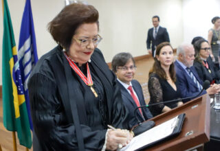 Procuradora Norma Cavalcanti é homenageada com Medalha de Honra por atuação no Ministério Público - 