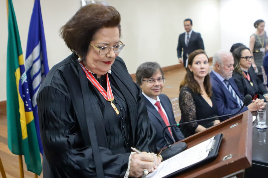 Procuradora Norma Cavalcanti é homenageada com Medalha de Honra por atuação no Ministério Público - 