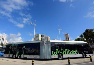 BRT Salvador inicia teste com ônibus articulado elétrico, que transporta até 150 passageiros - 