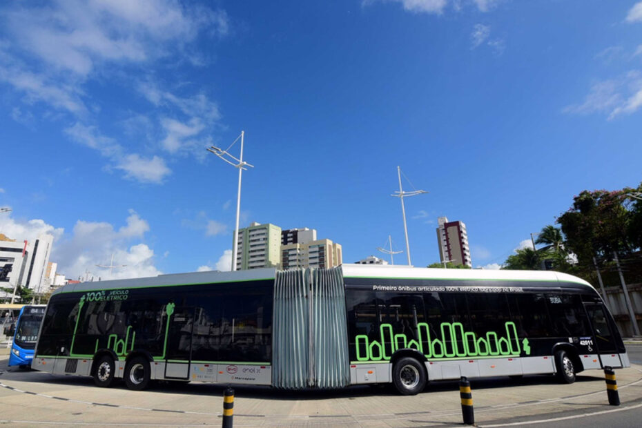 BRT Salvador inicia teste com ônibus articulado elétrico, que transporta até 150 passageiros - 