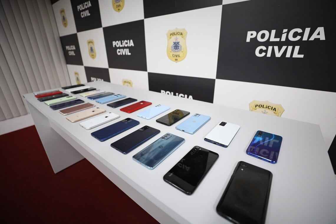 Polícia Civil devolve 23 celulares roubados em ônibus aos proprietários - 