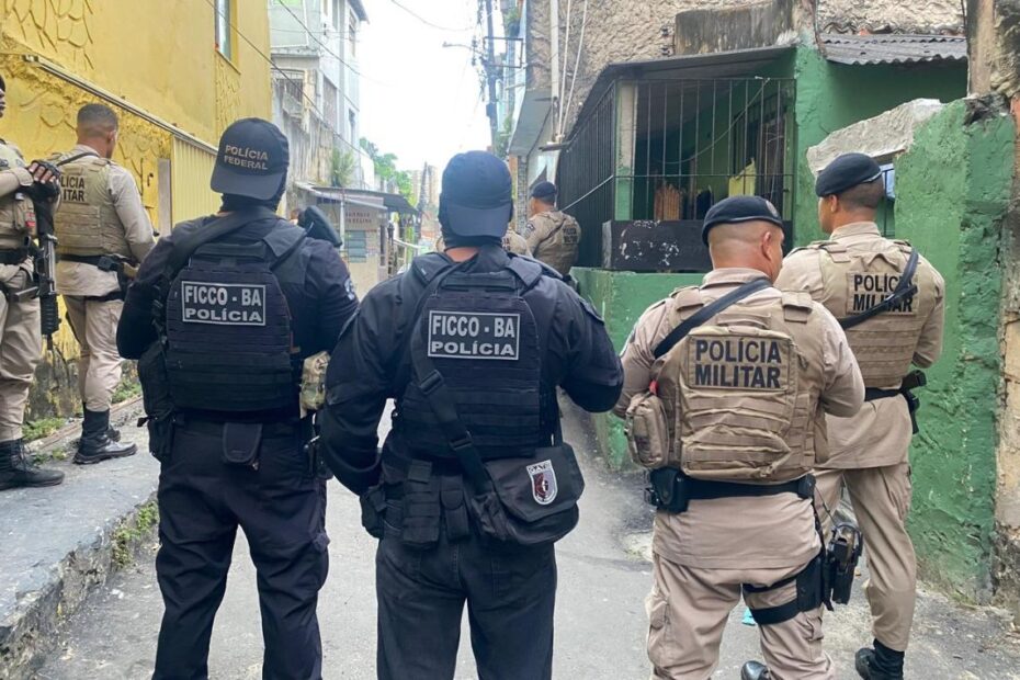 Polícia fecha cerco a traficantes no Complexo Nordeste de Amaralina, em Salvador - 