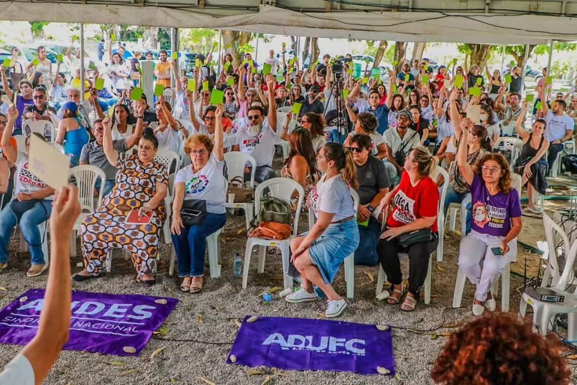 Professores das universidades federais decidem suspender greve nacional - 