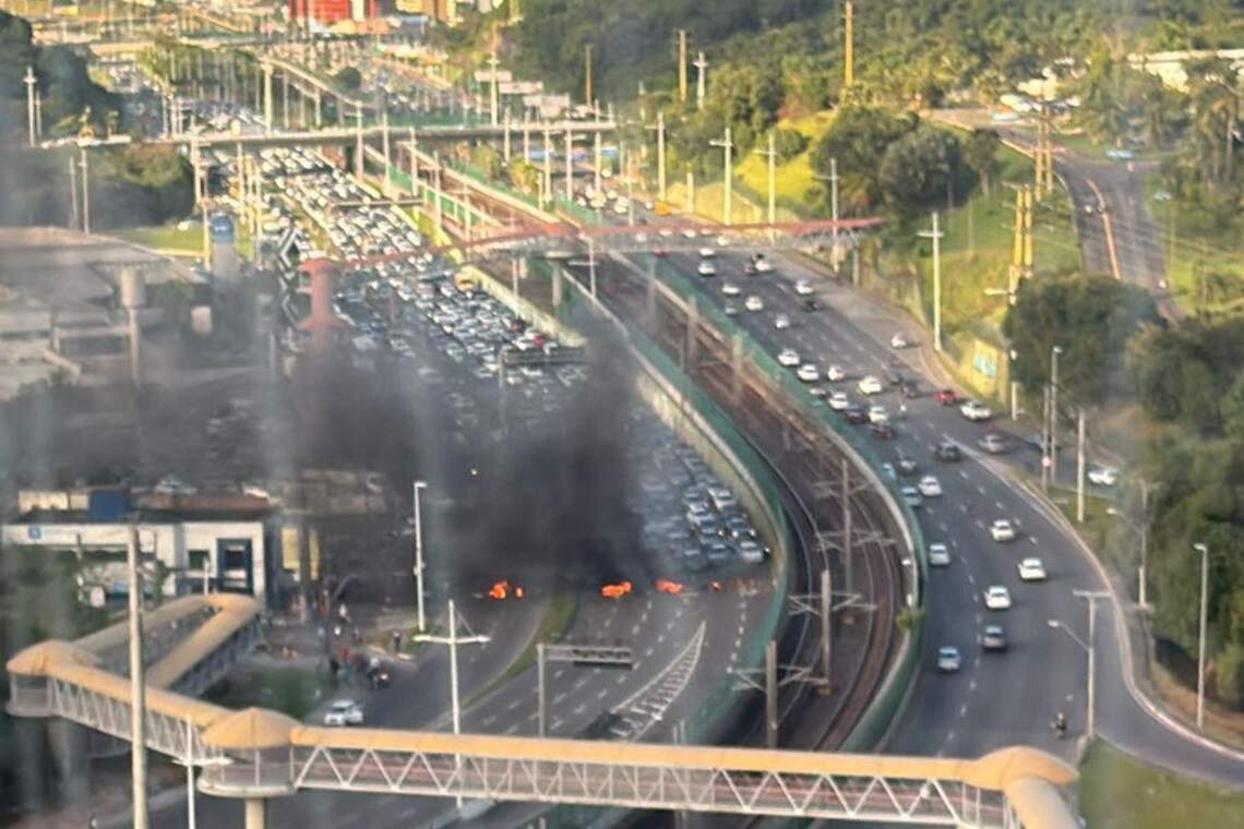 Protesto por morte de menina em Pernambués fecha Avenida Paralela - 