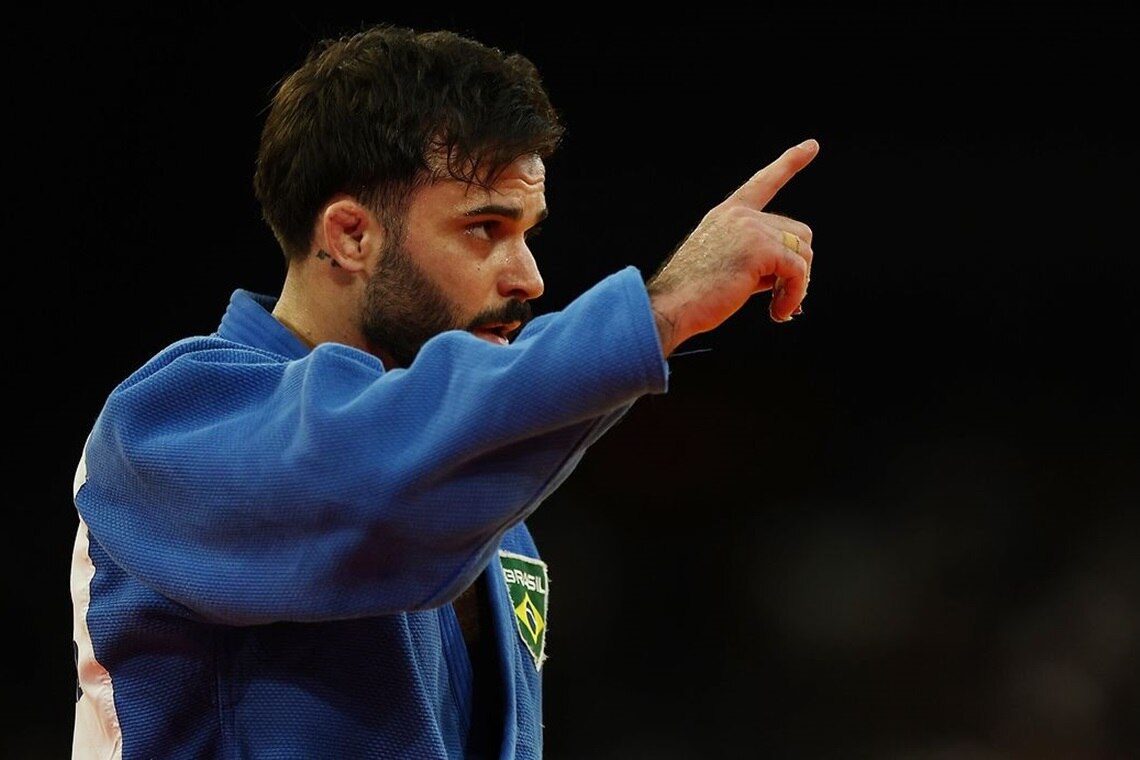 Em decisão polêmica da arbitragem, Rafael Macedo perde medalha de bronze no judô - 