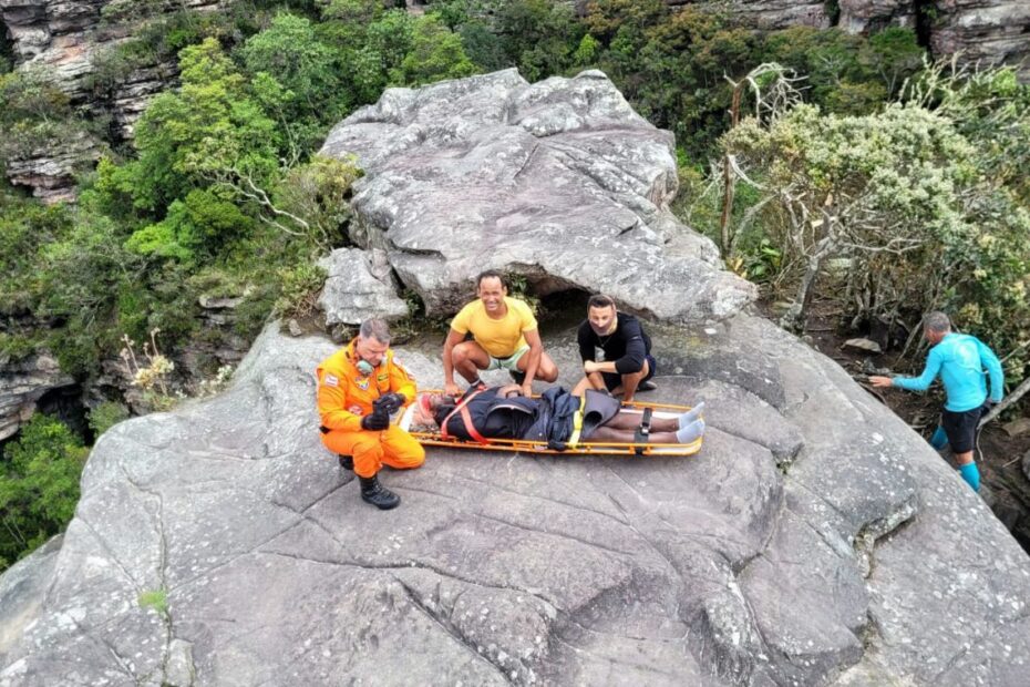 Turista francês é resgatado por helicóptero do Corpo de Bombeiros após sofrer acidente na Chapada Diamantina - 