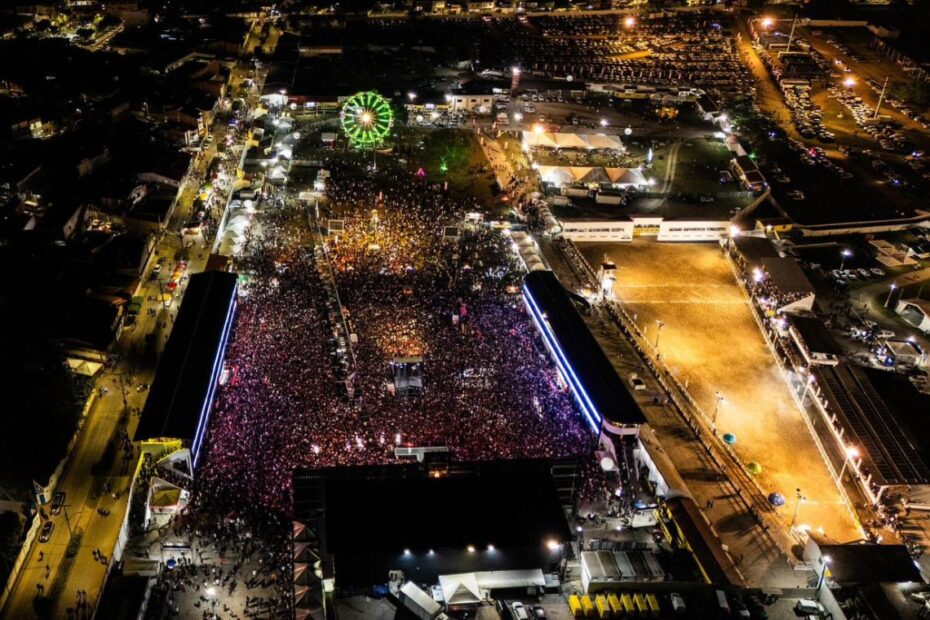 Mais de 32 mil pessoas participam de primeira noite da Vaquejada de Serrinha - 