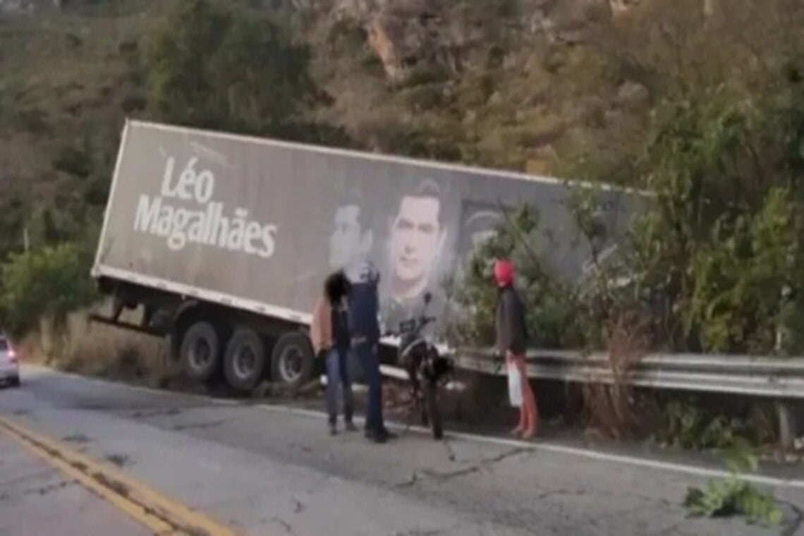 Carreta com equipamentos de cantor sertanejo perde controle e causa acidente na Bahia - 