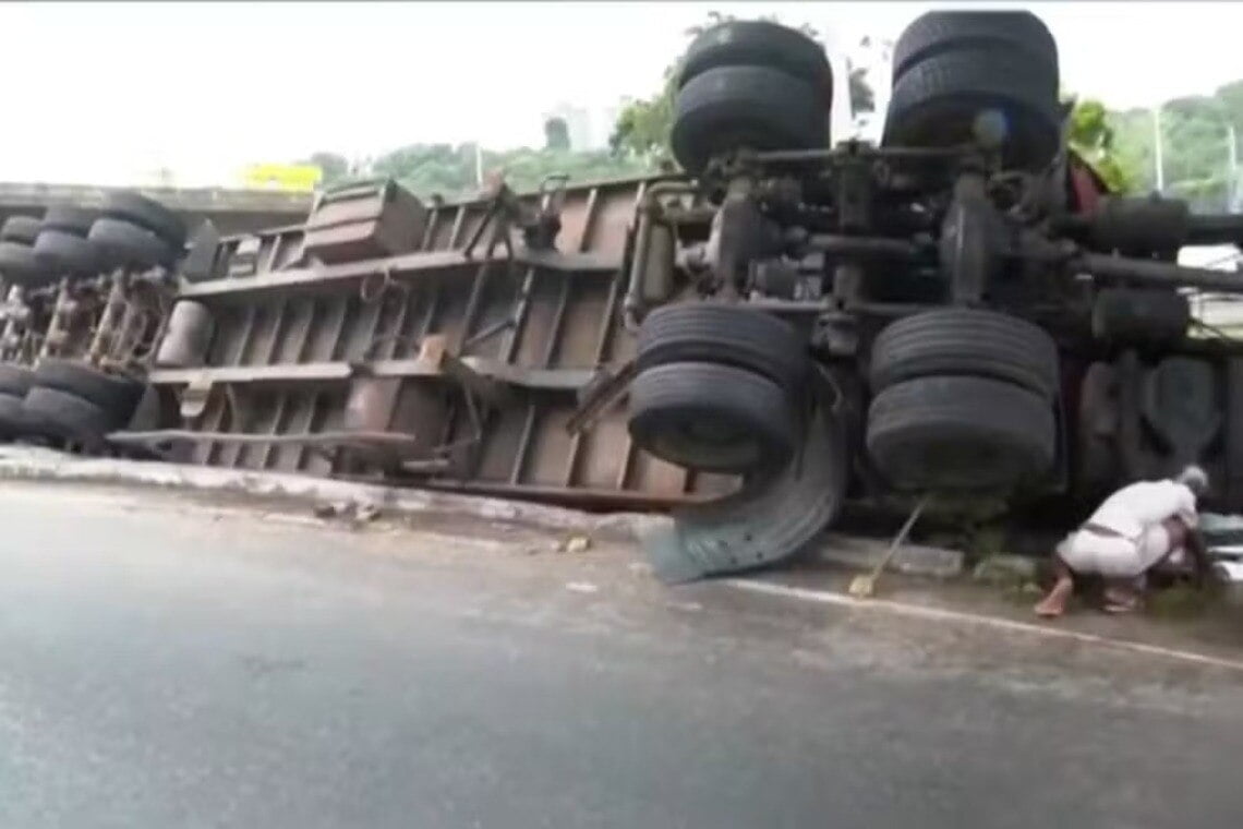 Motorista de carreta perde controle e capota na Avenida Luís Eduardo Magalhães - 