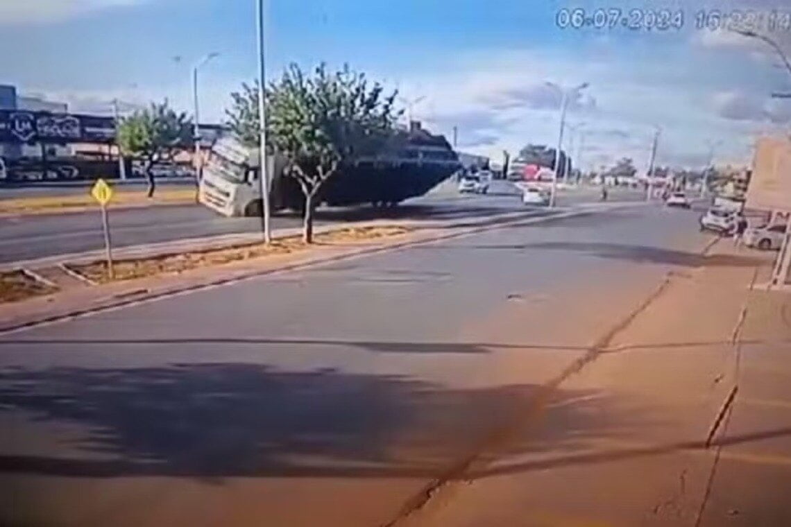 Caminhão que transportava gado tomba em rodovia na Bahia - 