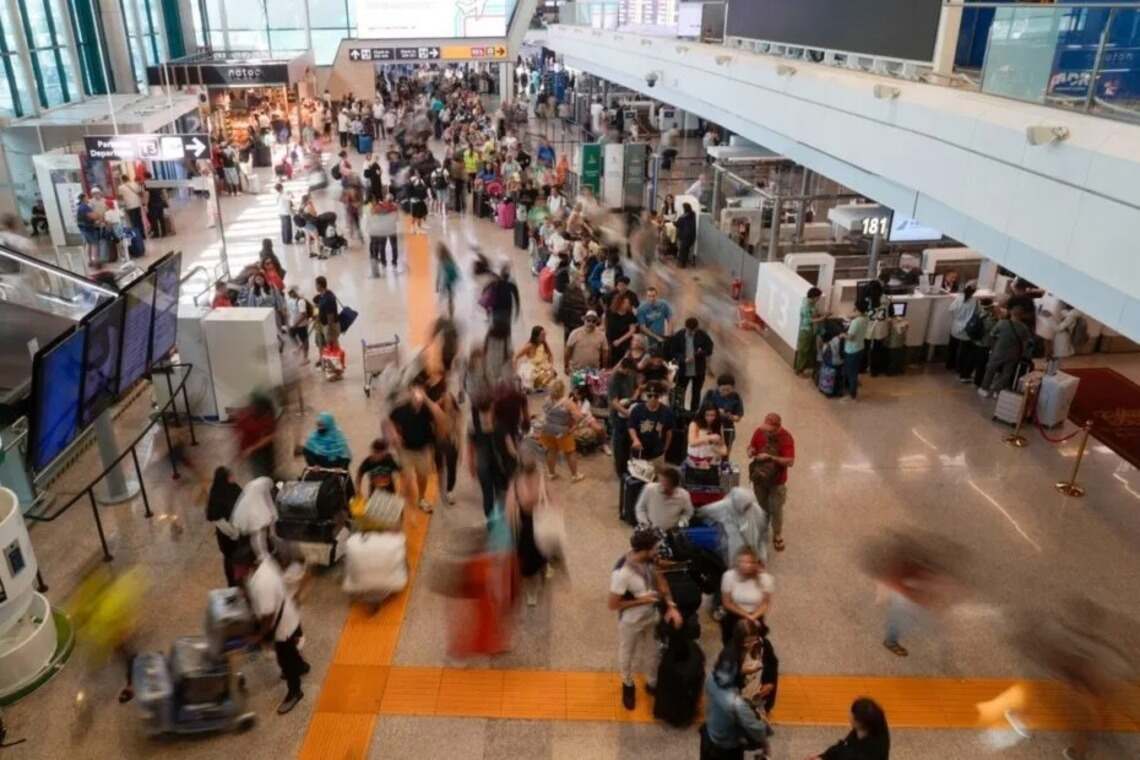 Um dia após apagão, companhias aéreas correm para retomar operações - 