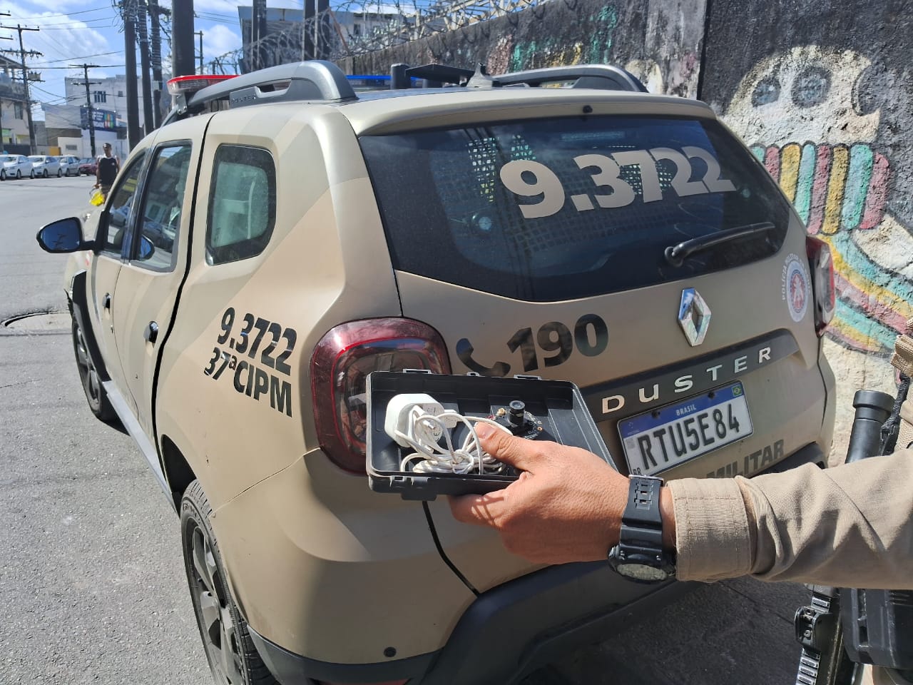 Polícia Militar desinstala câmera de vigilância ilegal no bairro de Santa Mônica - 