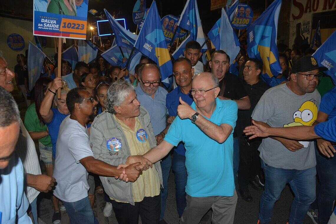 José Ronaldo inicia campanha em Feira com caminhada ao lado de apoiadores no Tomba - 