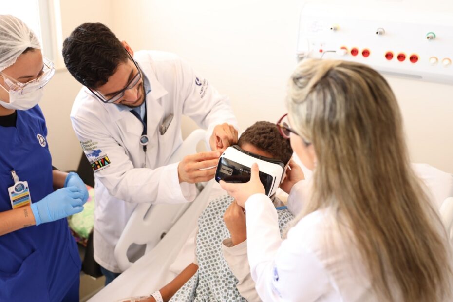 Óculos de realidade virtual auxiliam reabilitação infantil em hospital na Bahia - 