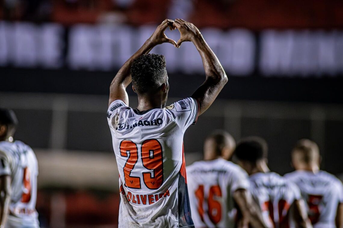 Vitória faz 4 a 2 no Atlético-MG e deixa zona de rebaixamento - 