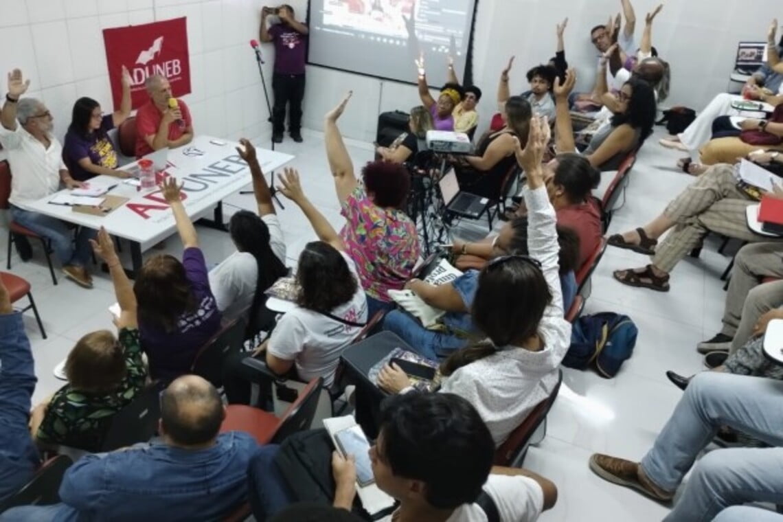 Professores de universidades estaduais aprovam indicativo de greve - 