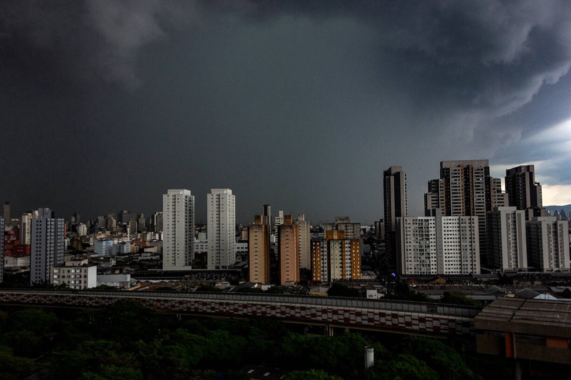 Em meio a apagões, ministro convoca distribuidoras de energia para socorrer São Paulo - 