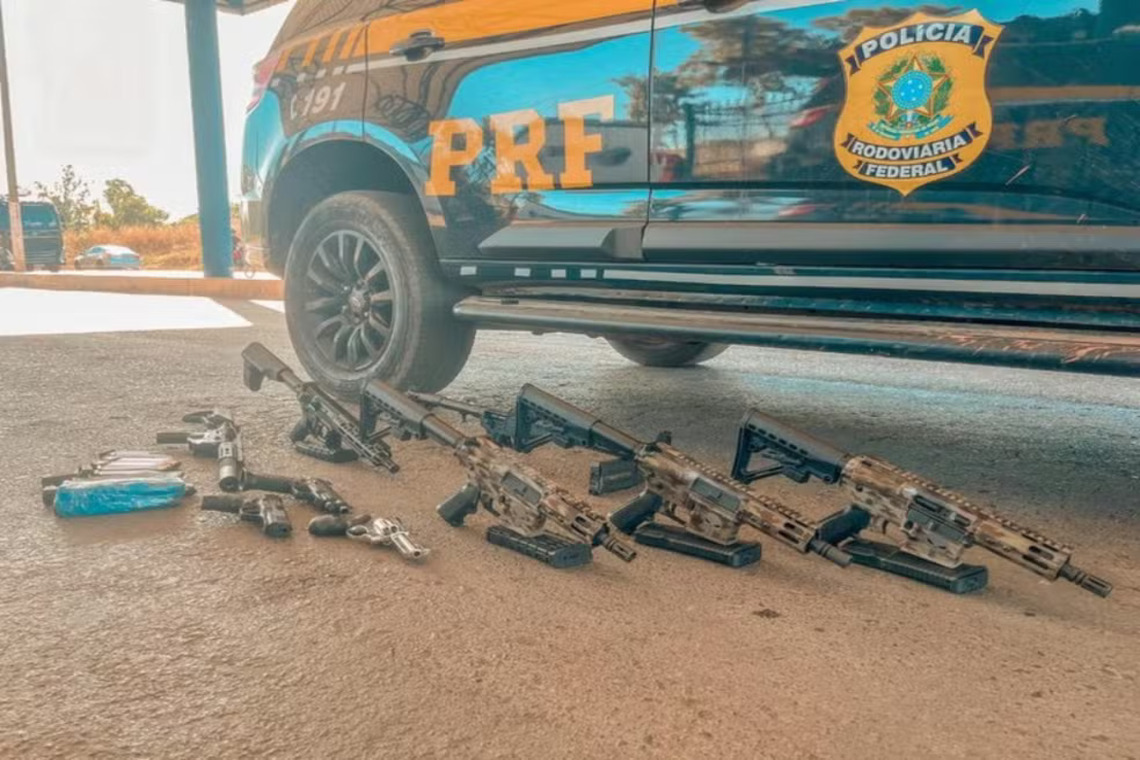 PRF apreende arsenal de armas em veículo durante fiscalização em Barreiras - 