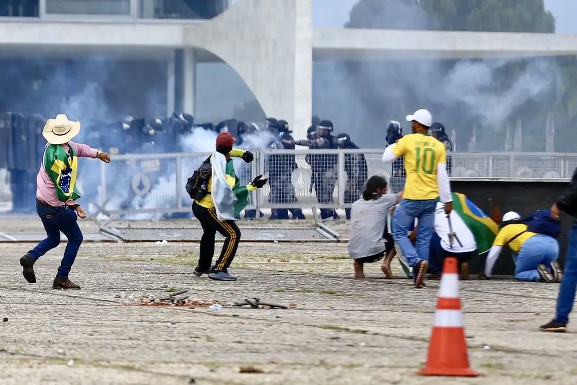 Brasil negocia com governo Milei para que foragidos do 8/1 cumpram pena na Argentina - 