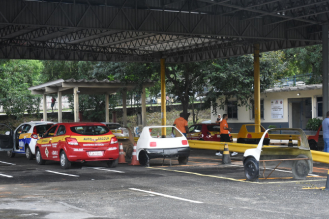 Veículos usados em autoescolas têm tempo de uso prorrogado - 