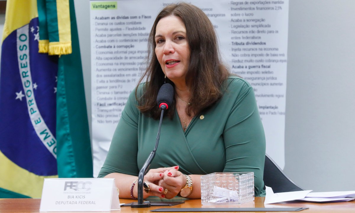 Bia Kicis apoia crítica de Elon Musk a Kamala Harris e intensifica embate ideológico - 