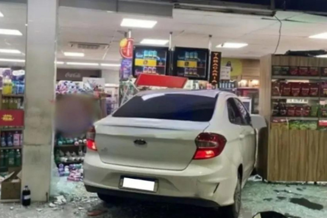 Carro invade loja de conveniência e deixa nove feridos na Avenida Paralela - 