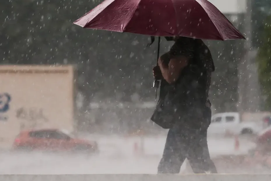 Inmet emite alerta laranja para chuva intensa em mais de 50 cidades baianas - 