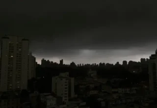 Grande São Paulo volta a ter chuvas fortes e 70 mil casas ficam sem luz - 