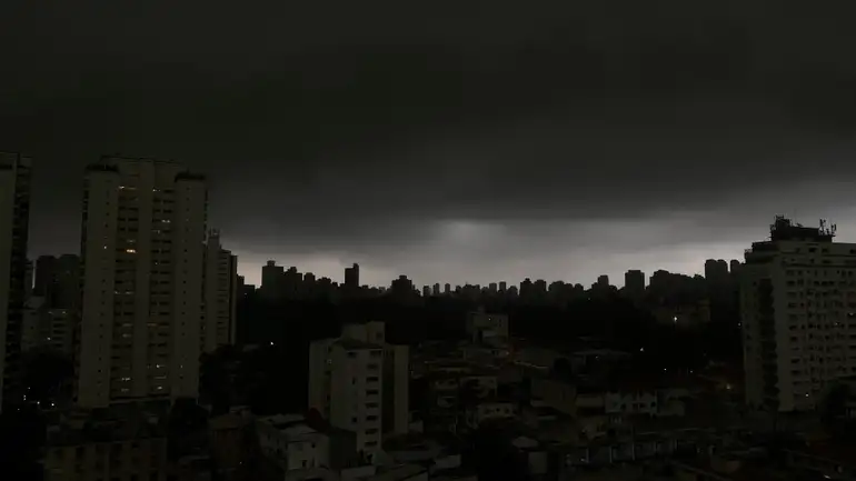 Grande São Paulo volta a ter chuvas fortes e 70 mil casas ficam sem luz - 