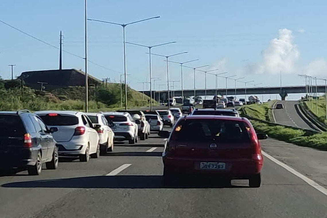 Trânsito lento é registrado na saída de Salvador às vésperas do São João - 