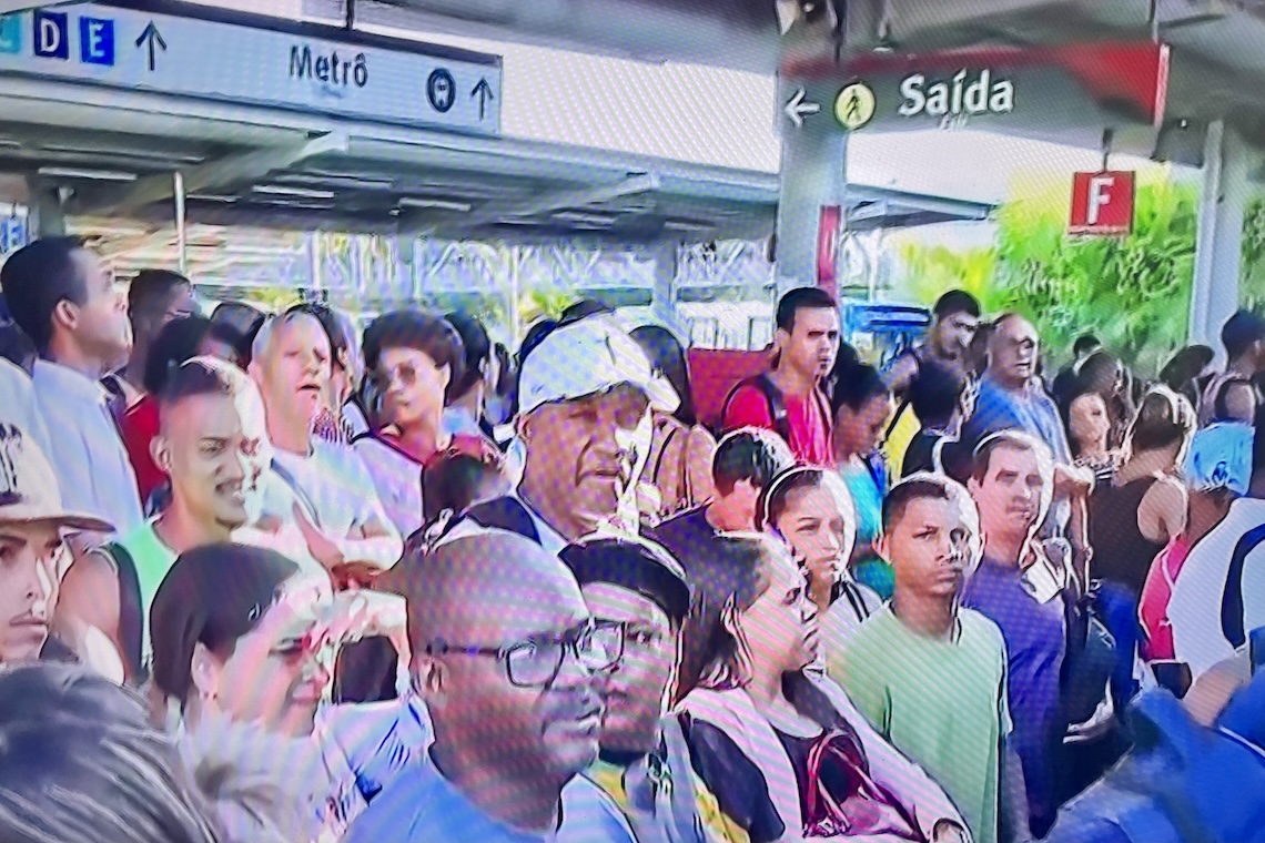 Falha no metrô causa transtornos, e estações estão lotadas em Salvador - 