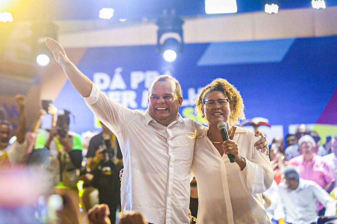 Geraldo Jr. e Fabya Reis realizam encontro do programa de governo na orla de Salvador - 