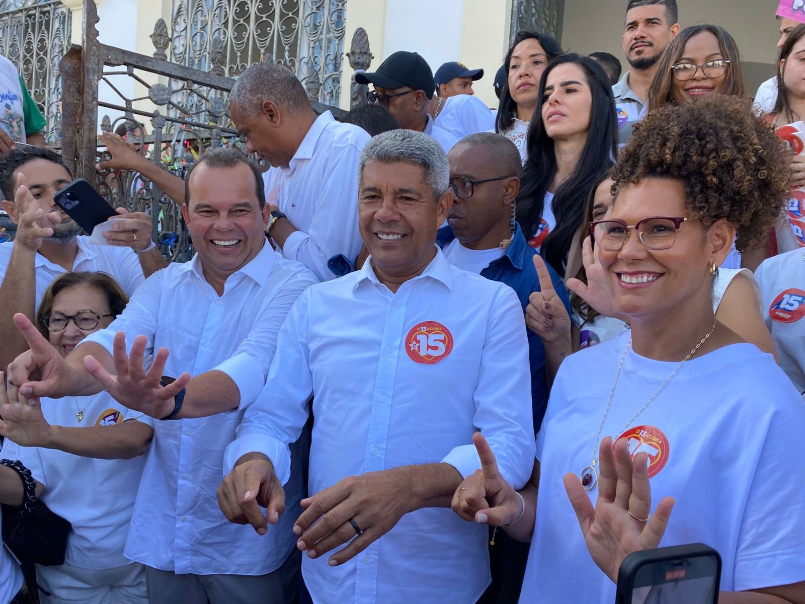 Expectativa é de eleição de paz e tranquilidade, afirma Jerônimo em último ato de campanha em Salvador - 