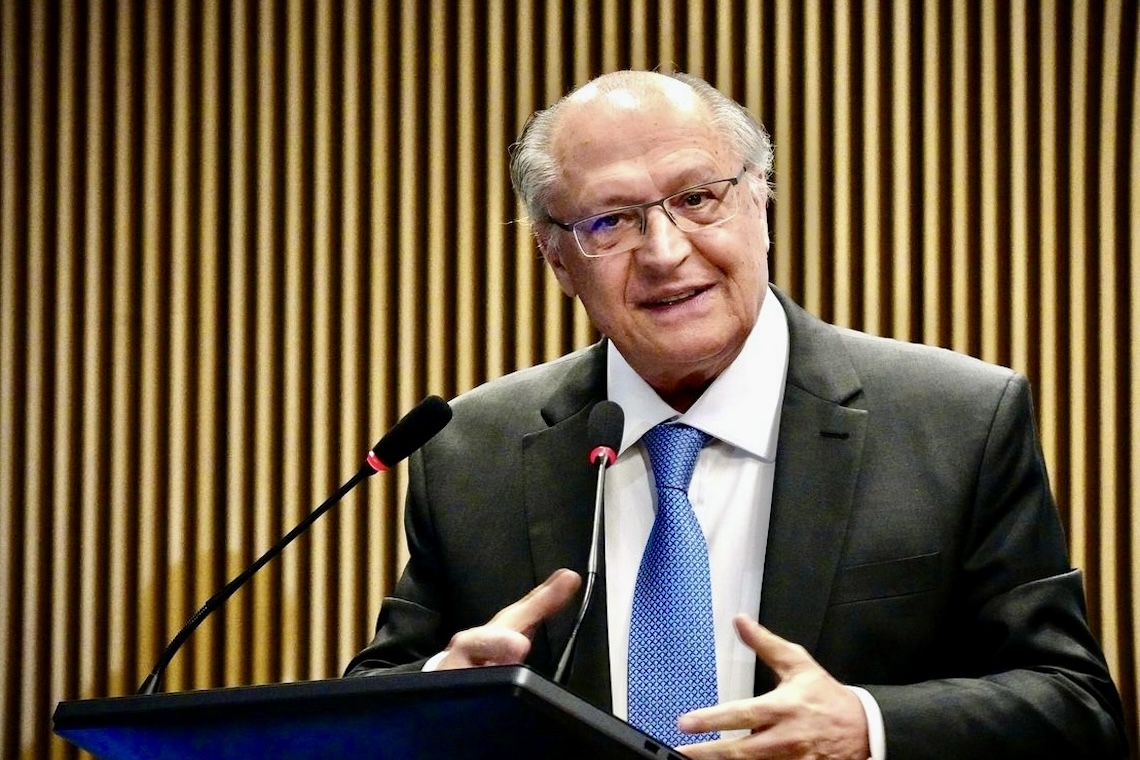 Alckmin socorre mulher após passar mal em voo de Brasília a São Paulo - 