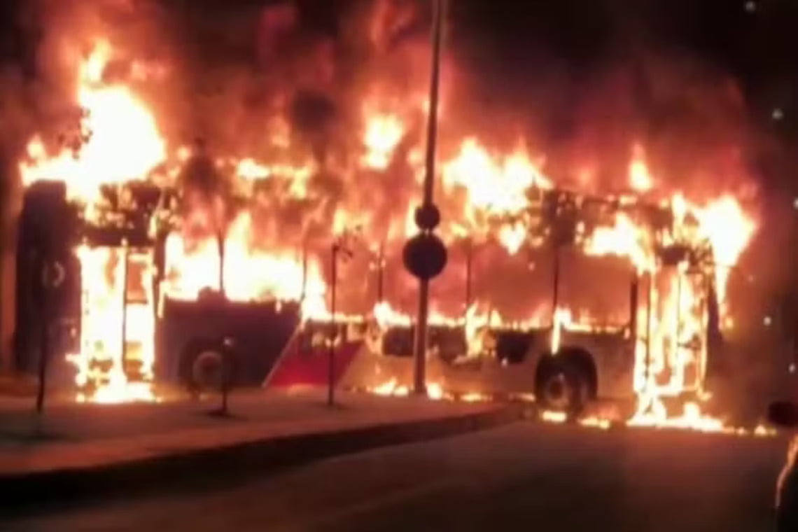 Ônibus elétrico é incendiado na Avenida Suburbana - 