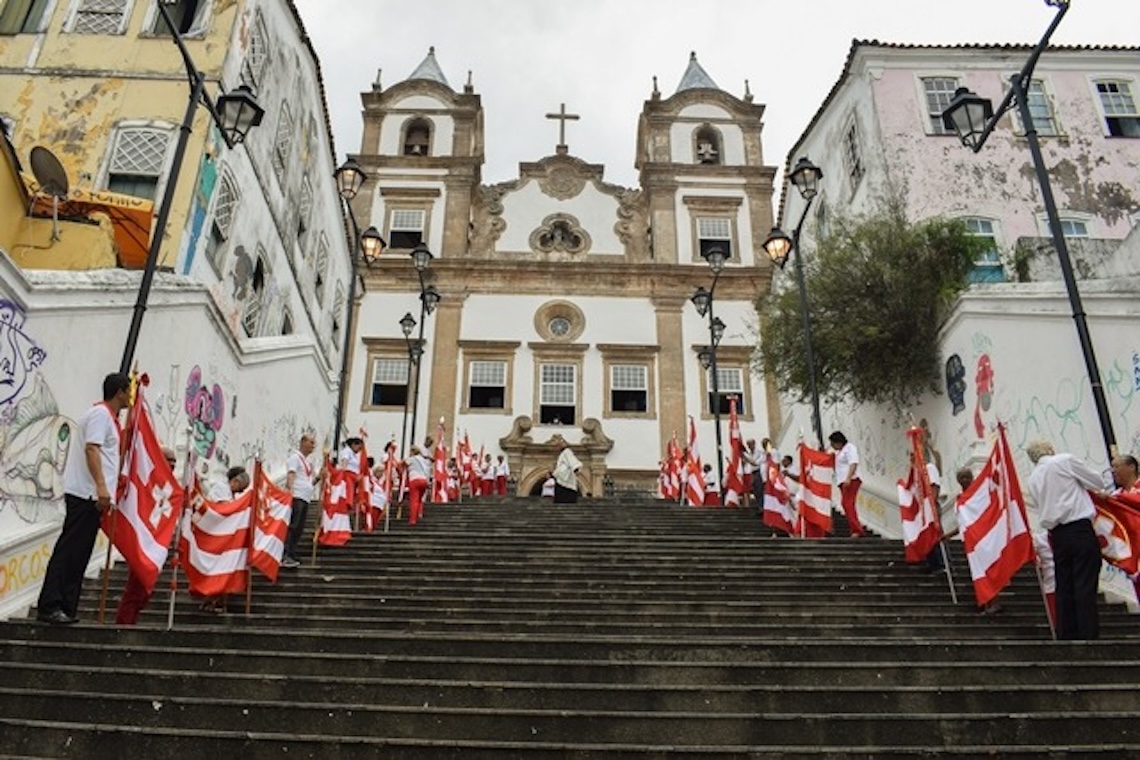 Procissão percorre ruas do Centro Histórico de Salvador - 