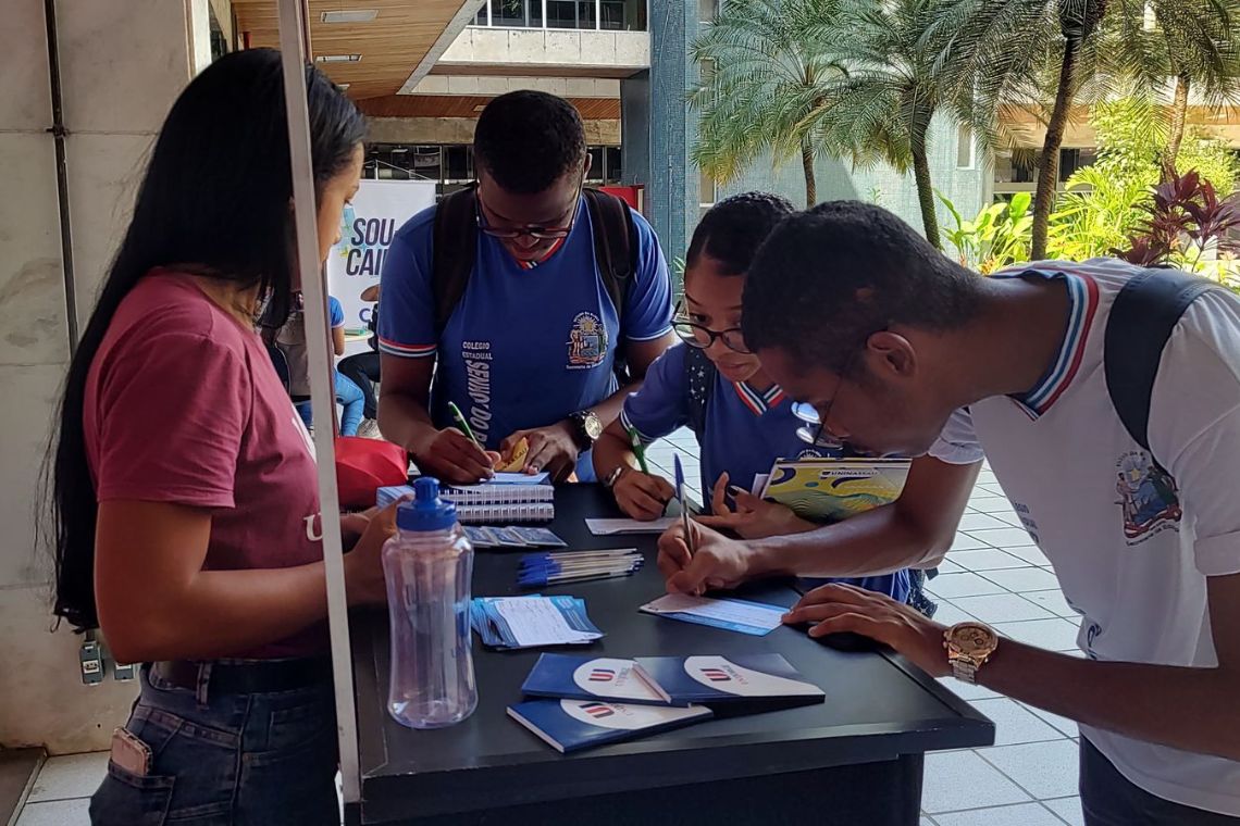 Mais de 1,2 mil alunos participam da Feira de Profissões na Biblioteca Central - 