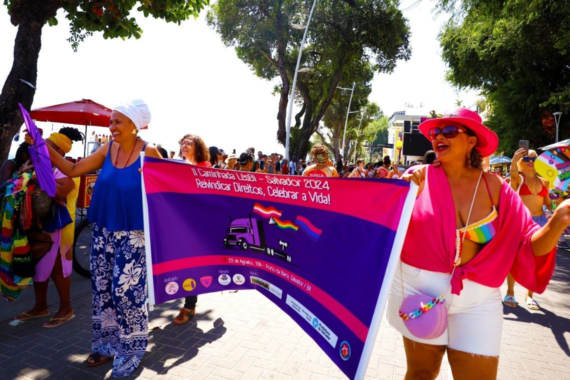 Mais de 1 mil pessoas participam da ‘Caminhada LesBi’ em Salvador  - 