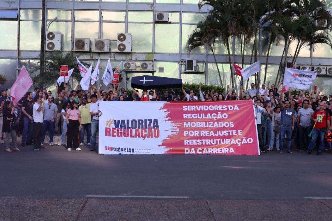 Servidores das agências nacionais de regulação rejeitam proposta do governo e convocam greve - 