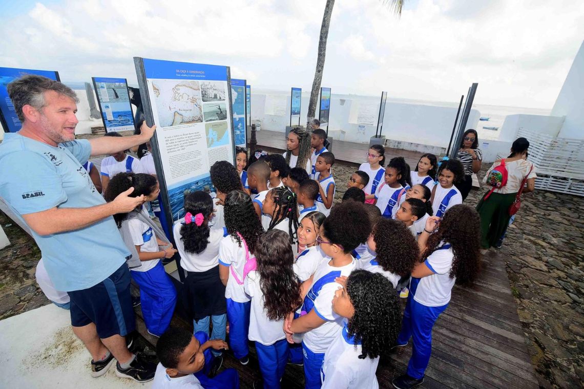 Alunos da rede municipal visitam Observatório de Baleias em Salvador - 