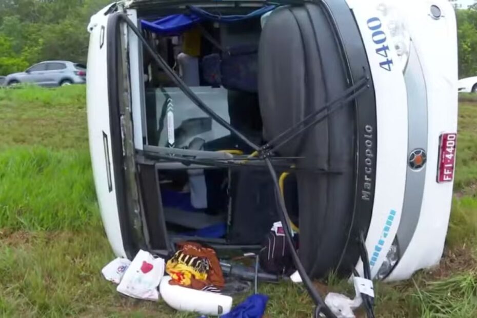 Ônibus tomba na BR-324 e deixa pelo menos dez pessoas feridas na RMS - 