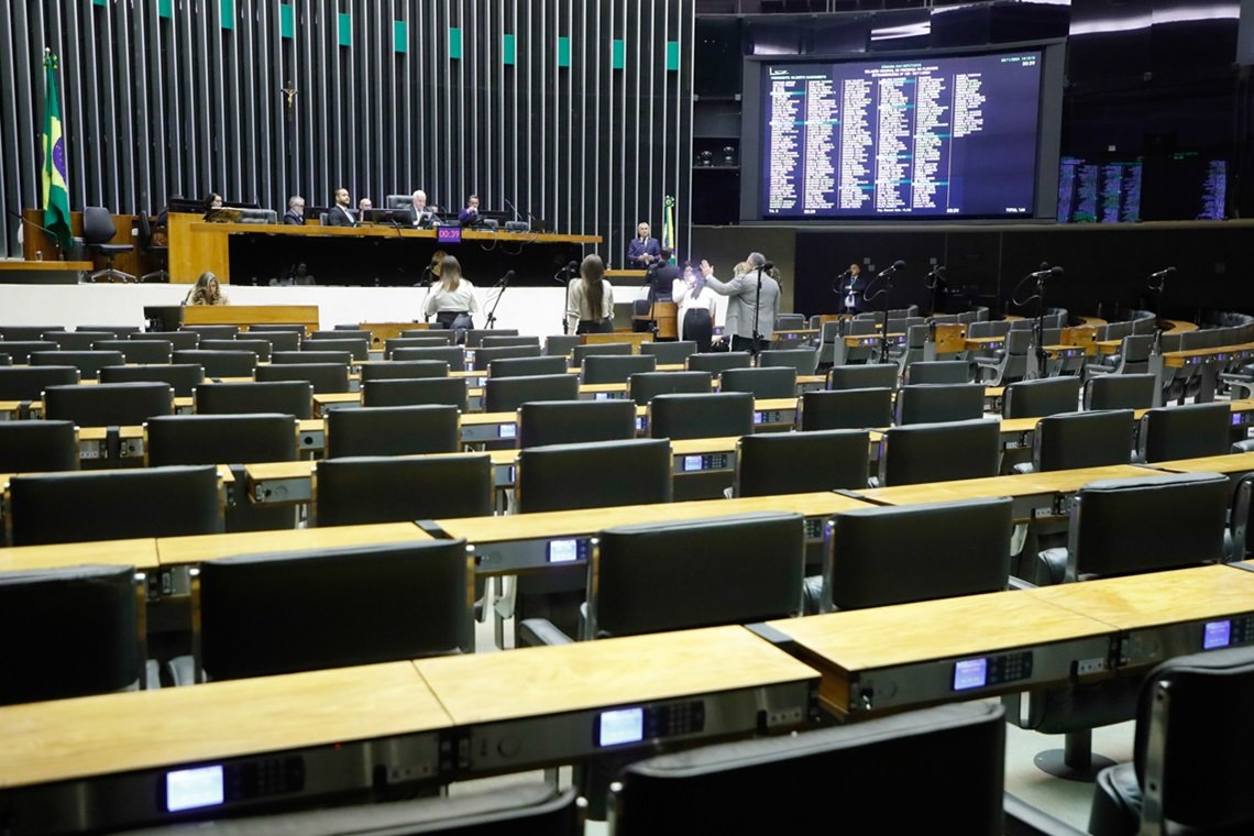 Fim da escala 6×1 é debatida na Câmara, mas PEC ainda busca assinaturas necessárias - 