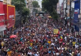 Mesmo com chuva, milhares participam da Caminhada do Samba em Salvador - 